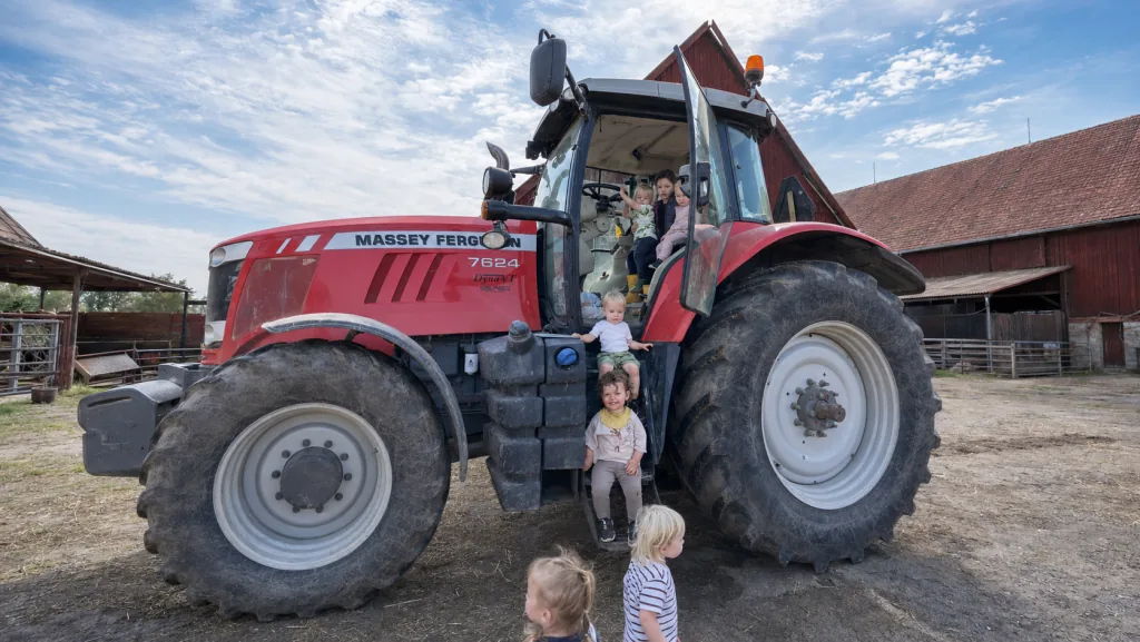 Børnene oplever en stor traktor