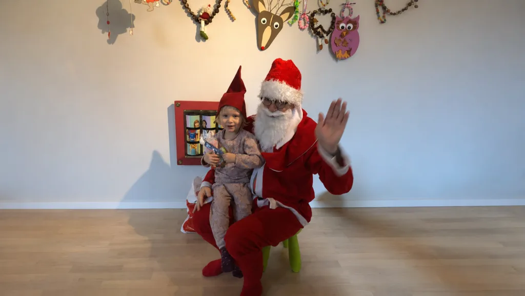 Et barn får besøg af julemanden